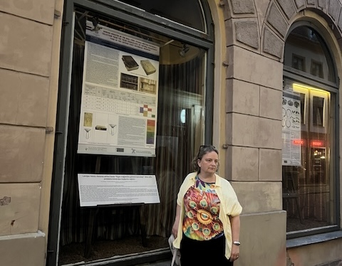 Ieva Cesberga pie sava stenda